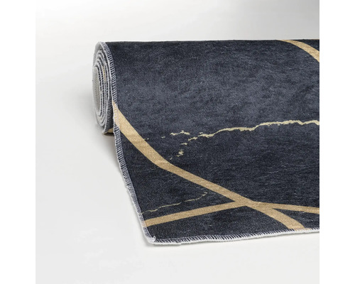 Aufgerollter Teppich mit geometrischem Muster