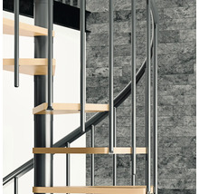 Detailaufnahme einer Wendeltreppe mit Holzstufen und Metallgeländer