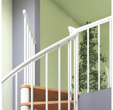 Detailaufnahme einer Wendeltreppe mit Holzstufen und weißem Geländer.