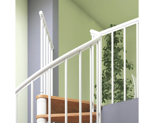 Detailaufnahme einer Wendeltreppe mit Holzstufen und weißem Geländer.