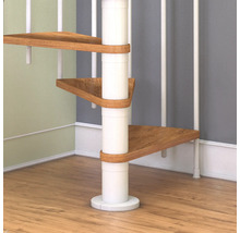 Detailansicht einer Wendeltreppe mit Holzstufen und weißem Mittelpfosten.