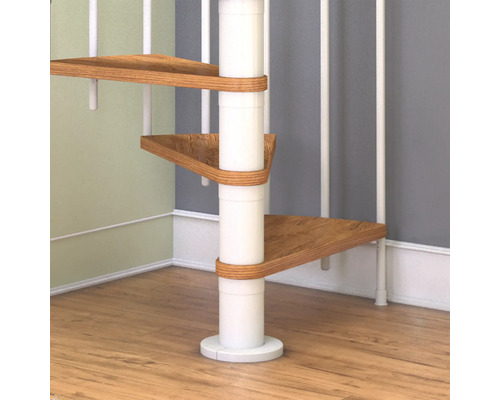 Detailansicht einer Wendeltreppe mit Holzstufen und weißem Mittelpfosten.