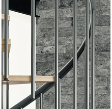 Detailansicht einer Wendeltreppe mit Holzstufen und Metallgeländer.