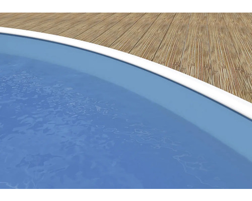 Detailansicht eines Pools mit Holzterrasse