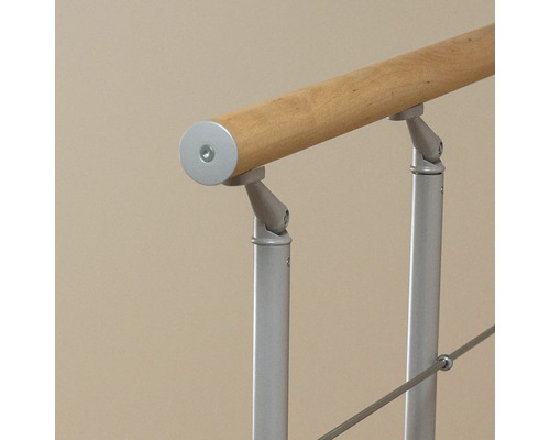 Detailaufnahme eines Treppengeländers mit Holzhandlauf und Metallpfosten
