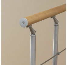 Detailansicht eines Treppengeländers mit Holzhandlauf und Metallstreben