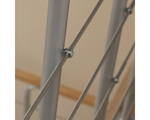 Detailaufnahme eines Geländers mit Edelstahlseilen und Halterungen.
