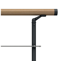 Detailansicht eines Treppengeländers mit Holzhandlauf und schwarzem Metallpfosten