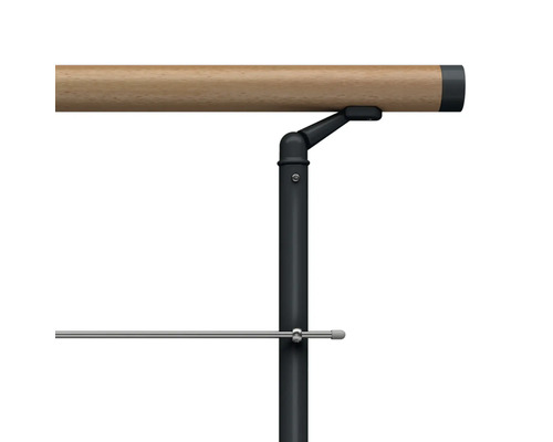 Detailansicht eines Treppengeländers mit Holzhandlauf und schwarzem Metallpfosten
