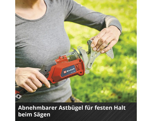 Eine Frau befestigt eine Aststütze an einer Akku-Astsäge von Einhell für einen festen Halt beim Sägen.