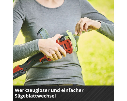 Frau wechselt Sägeblatt einer Akku-Gartensäge