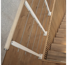 Treppe mit hölzernen Stufen und weißem Geländer