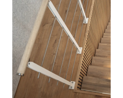 Treppe mit hölzernen Stufen und weißem Geländer
