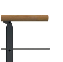 Detailaufnahme einer Handtuchstange mit Holzgriff und Metallrahmen