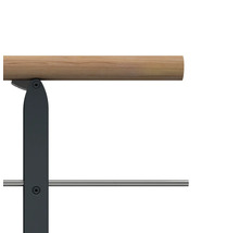 Detailansicht einer Ballettstange mit Holzhandlauf und Metallrahmen