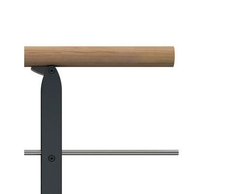 Detailansicht einer Ballettstange mit Holzhandlauf und Metallrahmen