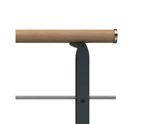 Detailansicht eines Kleiderständers mit Holzstange und Metallgestell