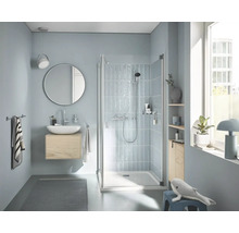 Modernes Badezimmer mit Dusche, Waschtisch, Spiegel und Accessoires.