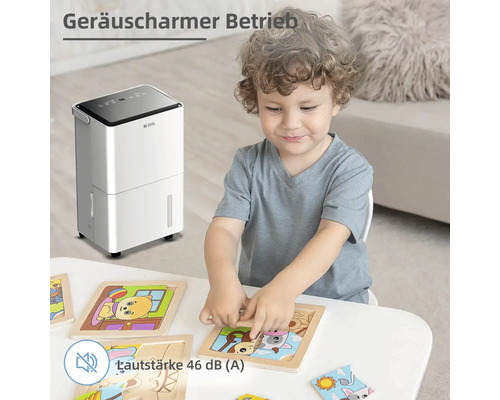 Ein Kind spielt mit einem Puzzle in der Nähe eines Luftentfeuchters