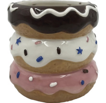 Blumentopf in Form von drei übereinander gestapelten Donuts