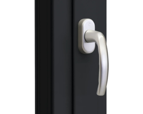 Fenstergriff aus Metall am schwarzen Fensterrahmen