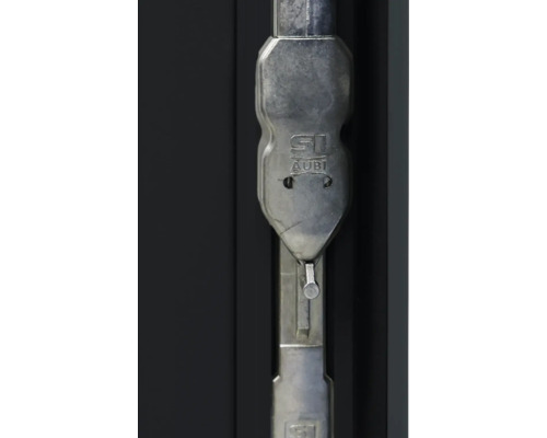 Detailaufnahme eines Fenstergriffs aus Metall mit Herstelleraufschrift.