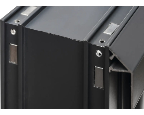 Detailansicht eines schwarzen Aluminiumprofils mit Magneten und Schraubenlöchern