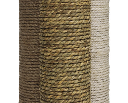 Nahaufnahme von drei Kratzbäumen mit Sisal- und Naturfaserummantelung für Katzen
