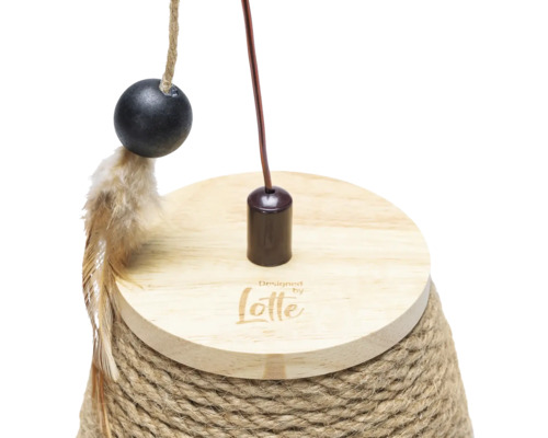 Detailansicht eines Katzenkratzbaums mit Spielzeug und Sisalseil