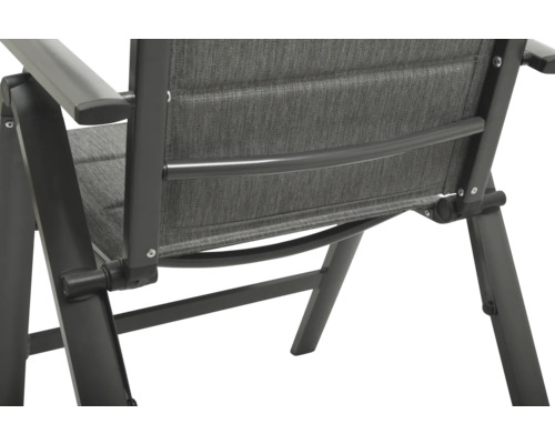 Detailansicht eines Gartenstuhls mit Textilsitzfläche und Armlehnen