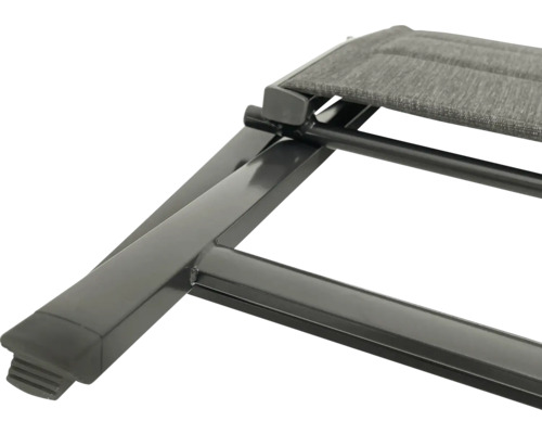 Detailansicht des Gestells einer Gartenliege aus Metall.