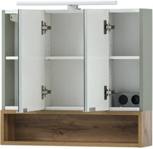 Offener Badezimmerschrank mit Holzboden und drei Türen