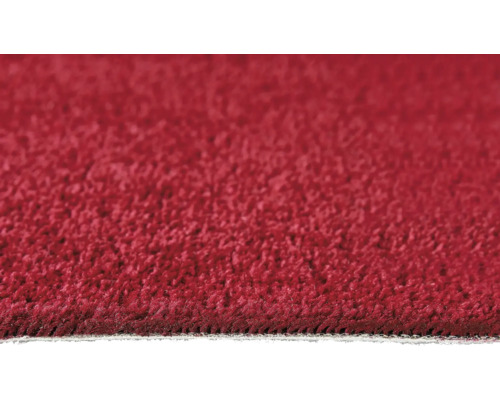 Nahaufnahme eines roten Teppichs mit kurzem Flor