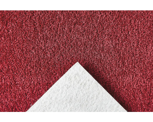 Detailansicht eines roten Teppichbodens mit weißer Rückseite