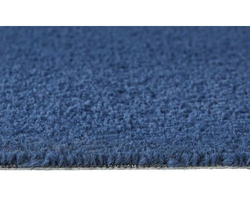 Detailansicht eines blauen Teppichs mit kurzem Flor