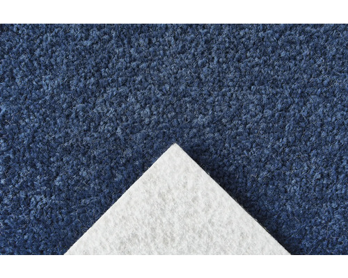 Nahaufnahme eines blauen Teppichs mit weißer Unterseite