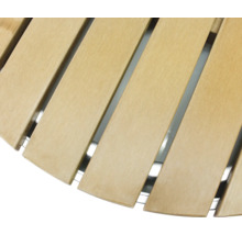 Detailansicht einer runden Tischplatte aus Holzlatten mit Metallbefestigung