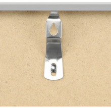 Metallaufhänger an einem Bilderrahmen zur Wandbefestigung