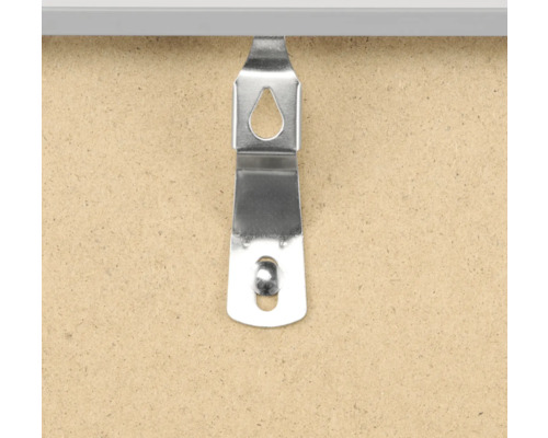 Metallaufhänger an einem Bilderrahmen zur Wandbefestigung