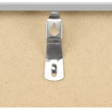 Aufhänger aus Metall an einer Rahmenrückseite für die Wandmontage