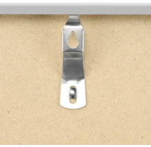 Metallaufhänger an einer Holzplatte