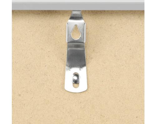 Metallaufhänger an einer Holzplatte