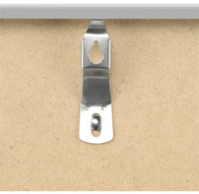 Metallaufhänger an einer Holzplatte für Bilderrahmen