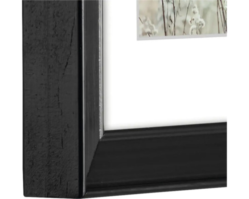 Detailansicht eines schwarzen Bilderrahmens mit Passepartout