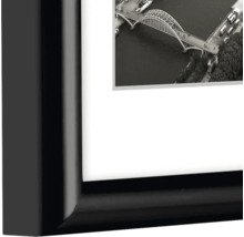 Schwarz gerahmtes Bild mit Brückenmotiv