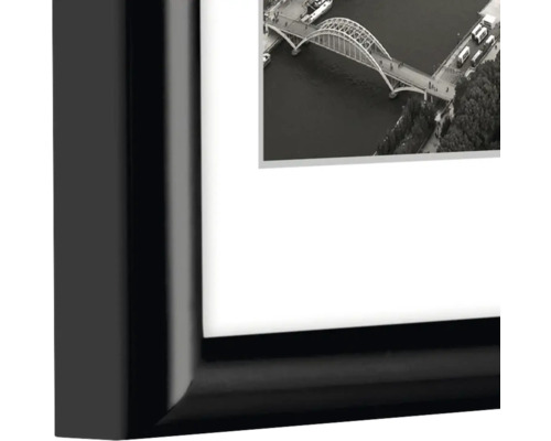 Schwarz gerahmtes Bild mit Brückenmotiv