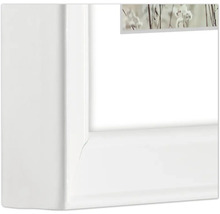 Detailansicht eines weißen Fensterrahmens