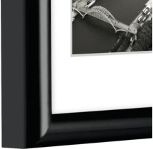 Schwarzer Bilderrahmen mit Passepartout und Fotografie