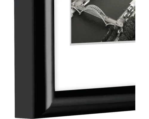Schwarzer Bilderrahmen mit Passepartout und Fotografie