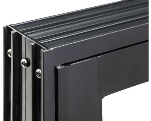 Detailansicht eines Fensterrahmens aus Metall mit Schrauben